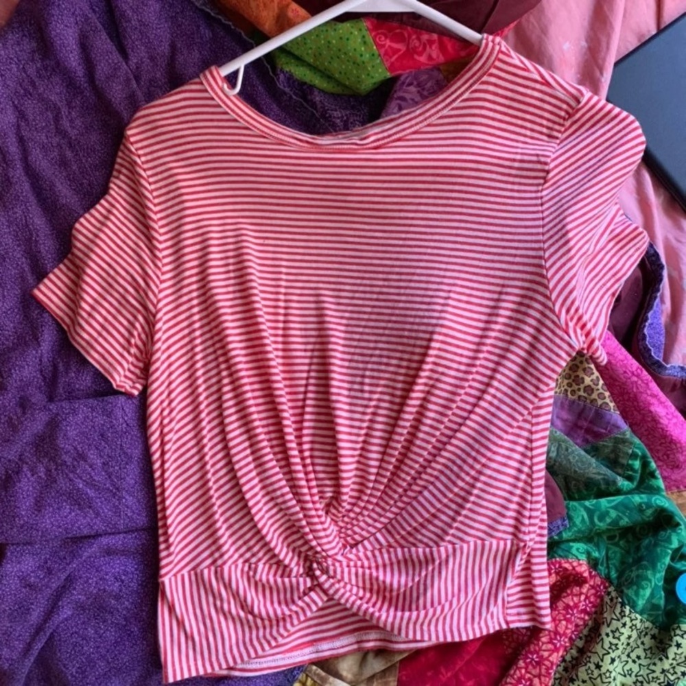 4/$20🌺 red/white crop top